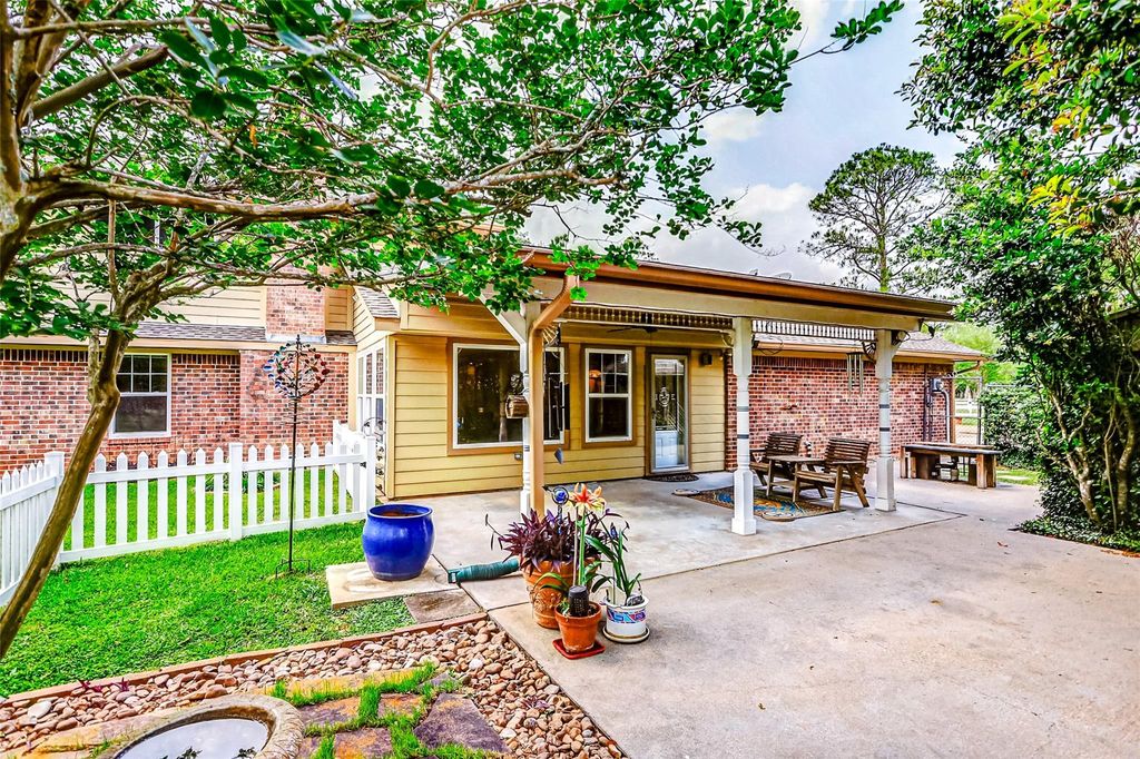 Image 36 of property listing at 2810 Precinct Line Road, Richmond, TX 77406