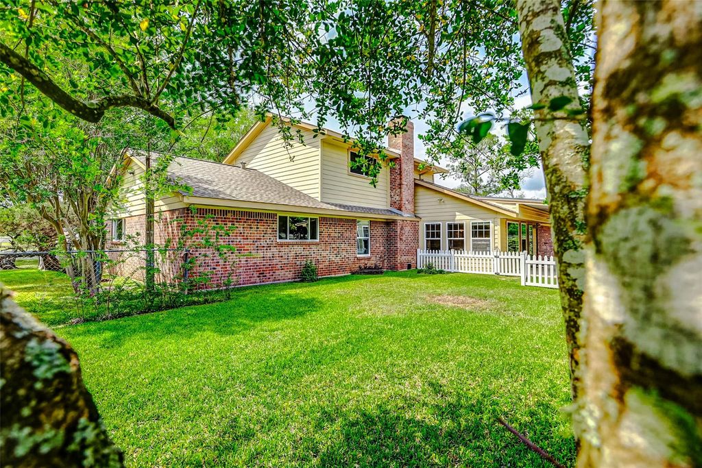 Image 37 of property listing at 2810 Precinct Line Road, Richmond, TX 77406