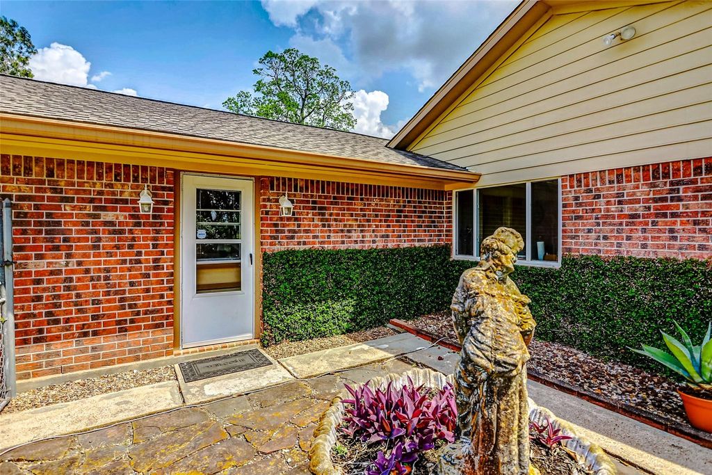 Image 38 of property listing at 2810 Precinct Line Road, Richmond, TX 77406