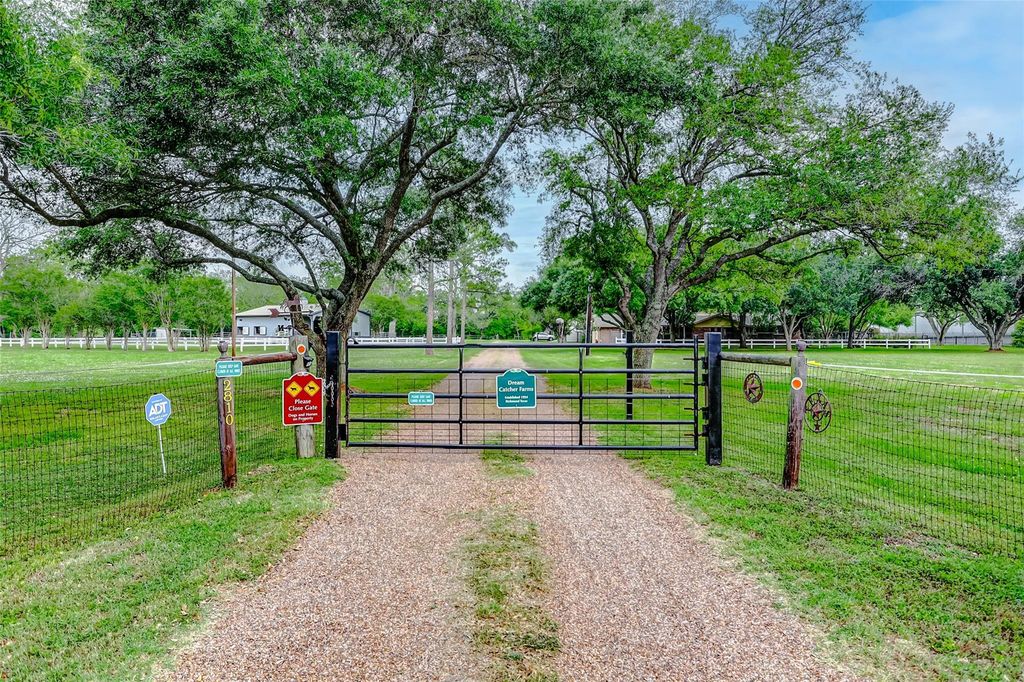 Image 4 of property listing at 2810 Precinct Line Road, Richmond, TX 77406
