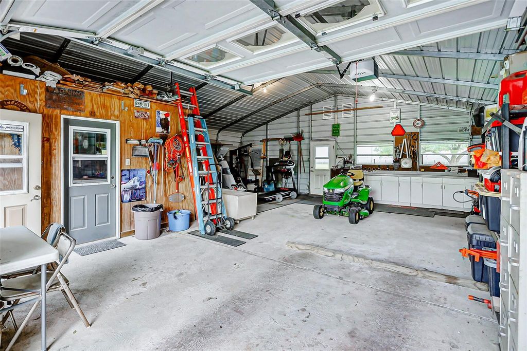 Image 40 of property listing at 2810 Precinct Line Road, Richmond, TX 77406