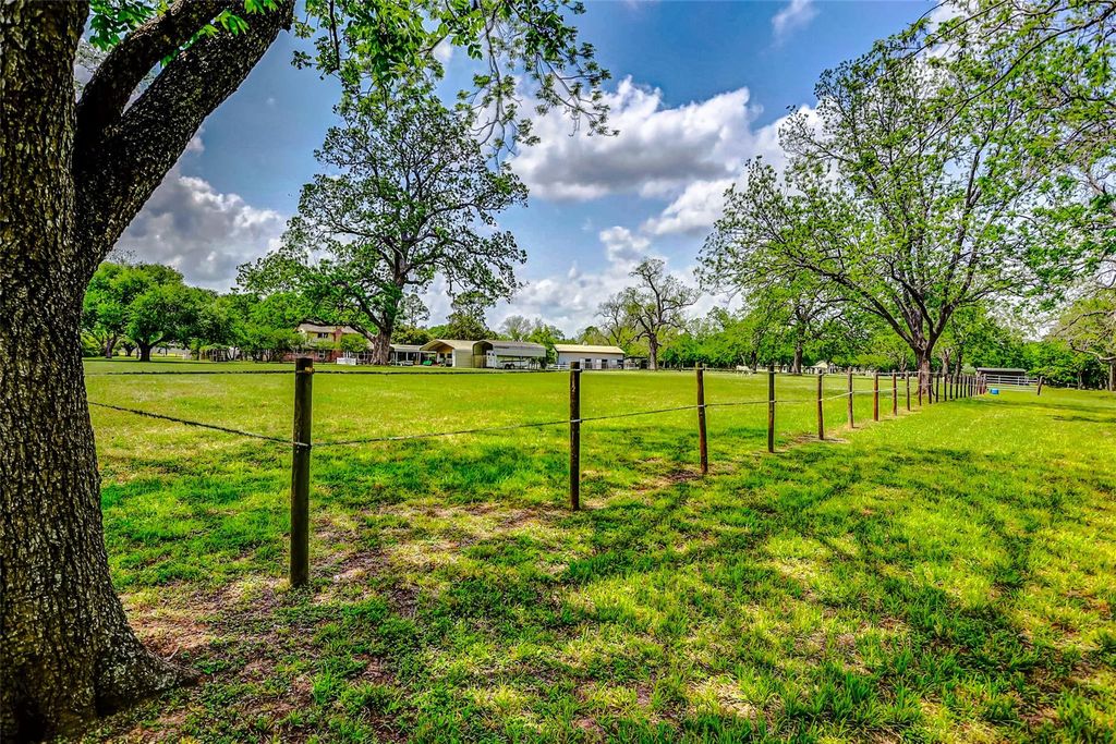 Image 47 of property listing at 2810 Precinct Line Road, Richmond, TX 77406