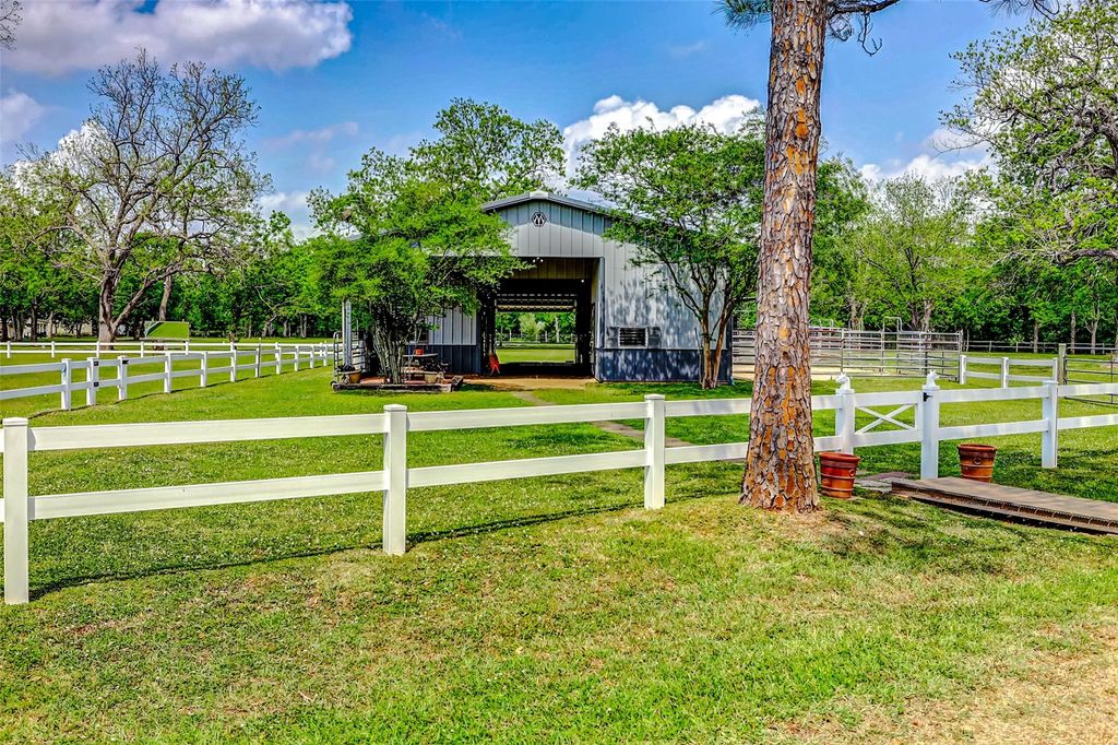 Image 6 of property listing at 2810 Precinct Line Road, Richmond, TX 77406