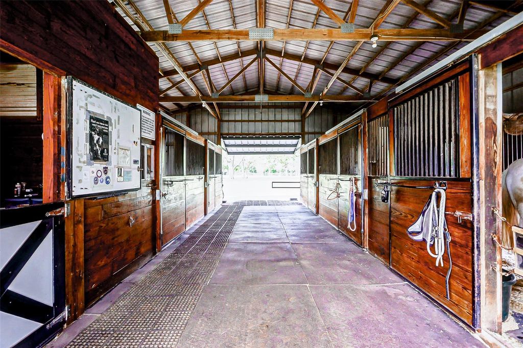 Image 8 of property listing at 2810 Precinct Line Road, Richmond, TX 77406