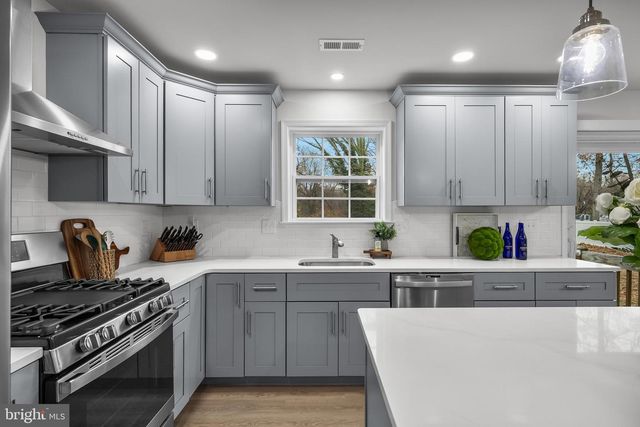 414 BISCHOFF AVE, Hainesport, NJ 08036