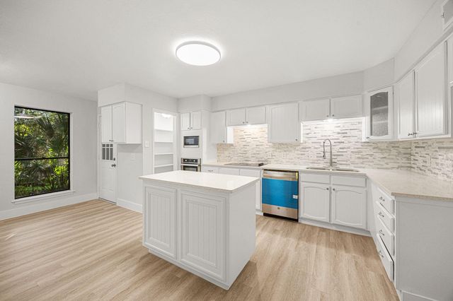 18118 Lakeside Lane, Houston, TX 77058