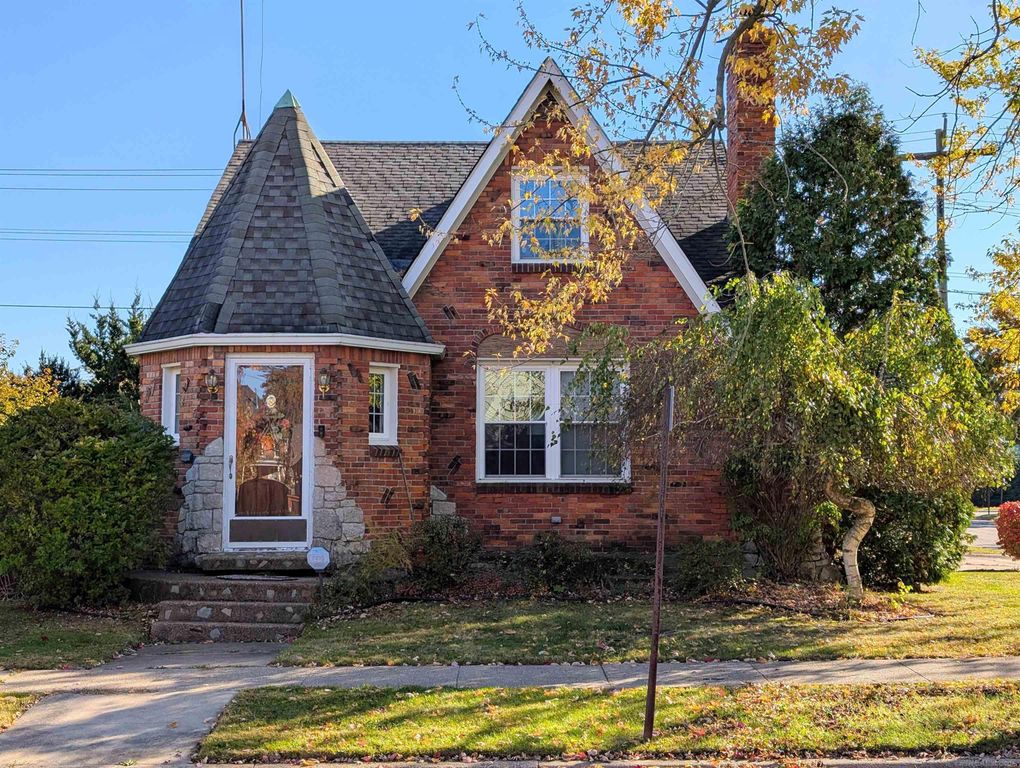 815 S 7th Street, St Clair, MI 48079