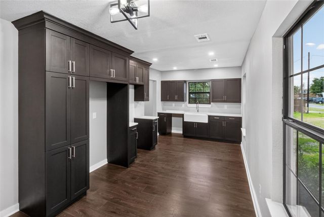 428 Van Molan Street, Houston, TX 77022