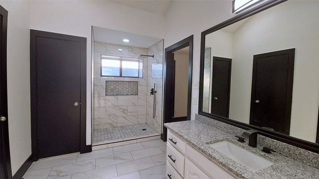 1933 Oakbluff Drive, Carrollton, TX 75007