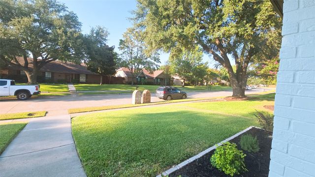 1933 Oakbluff Drive, Carrollton, TX 75007