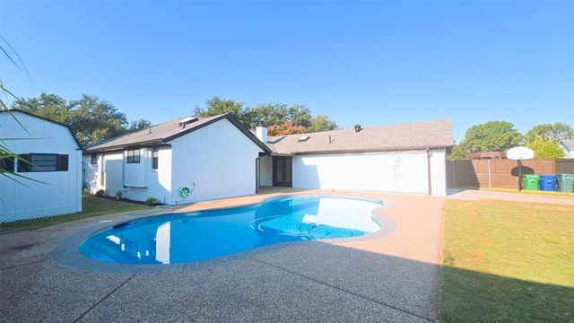 1933 Oakbluff Drive, Carrollton, TX 75007