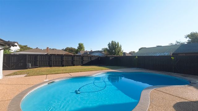 1933 Oakbluff Drive, Carrollton, TX 75007