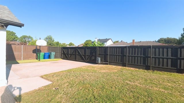 1933 Oakbluff Drive, Carrollton, TX 75007