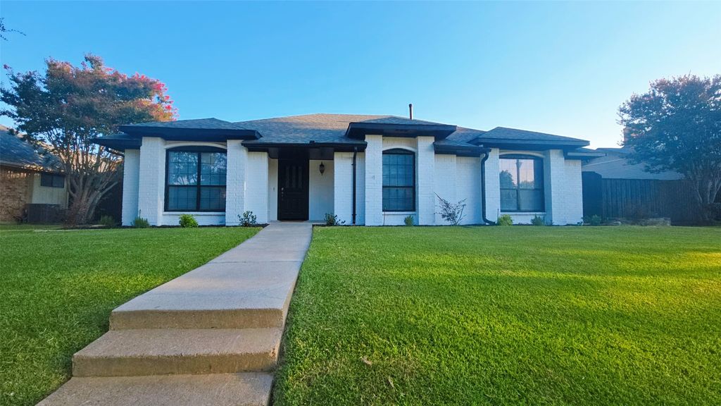 1933 Oakbluff Drive, Carrollton, TX 75007