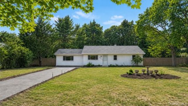 76 Wards Lane, Bellport, NY 11713
