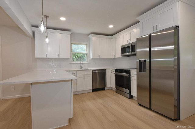 76 Wards Lane, Bellport, NY 11713