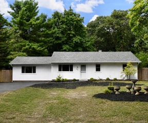76 Wards Lane, Bellport, NY 11713