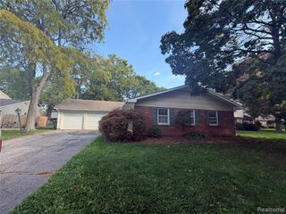 2734 Renshaw Drive, Troy, MI 48085