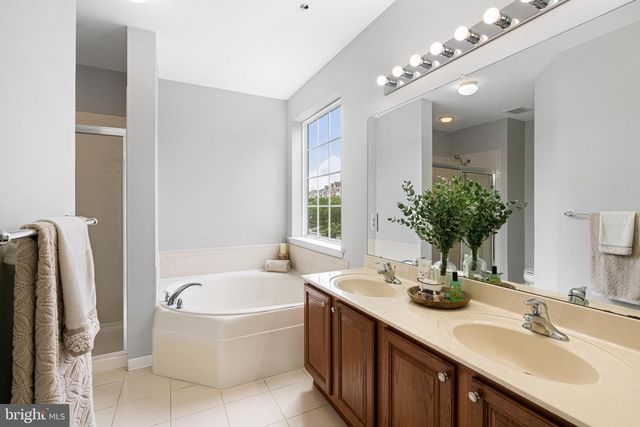 226 BREEDERS CUP DR, Cherry Hill, NJ 08002