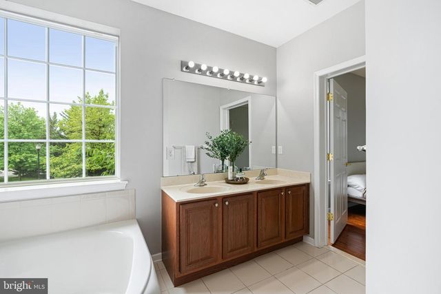 226 BREEDERS CUP DR, Cherry Hill, NJ 08002