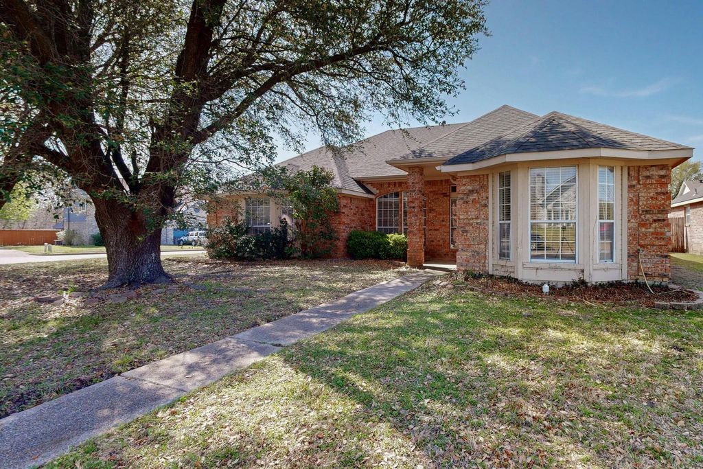 202 W Willow Creek Drive, Glenn Heights, TX 75154