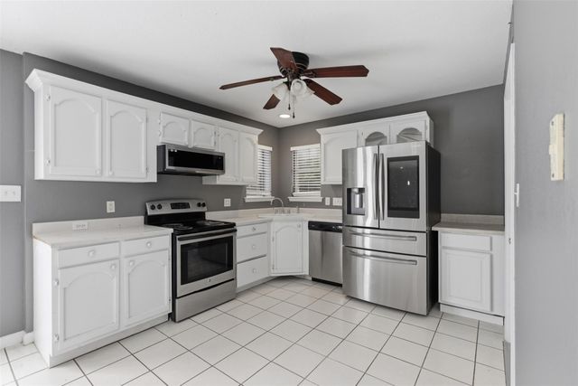 115 Clarks Grove LN, Hutto, TX 78634