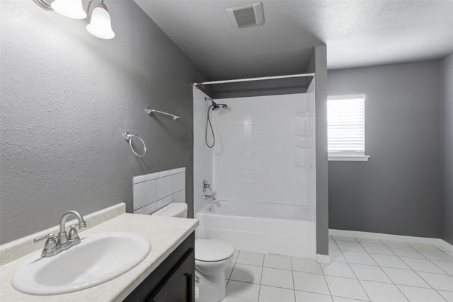 115 Clarks Grove LN, Hutto, TX 78634