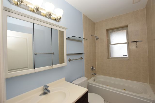 2840 W Glenlake Avenue 2D, Chicago, IL 60659