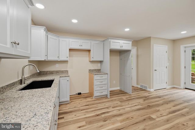 114 DRIPPING SPRING RD, Morgantown, WV 26508