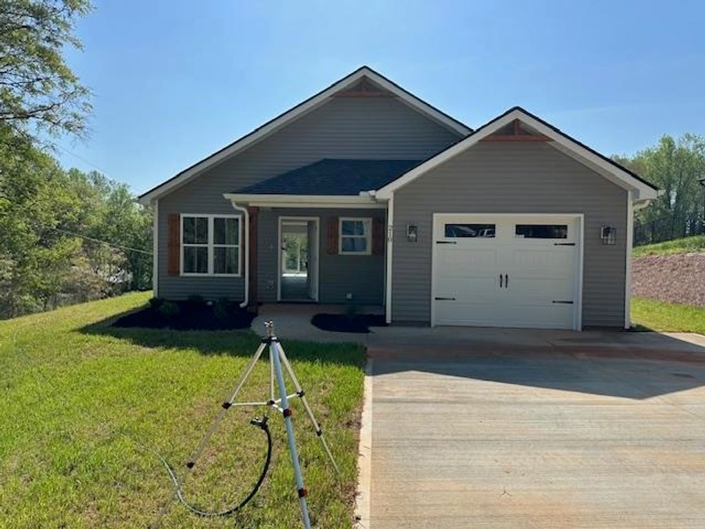 210 E Greenwood Street, Landrum, SC 29356