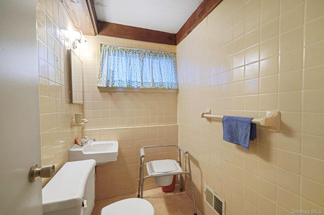 31 Cabin Lane, East Setauket, NY 11733