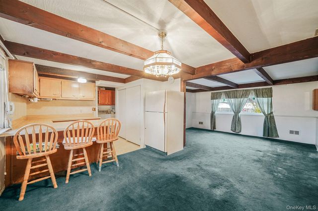 31 Cabin Lane, East Setauket, NY 11733