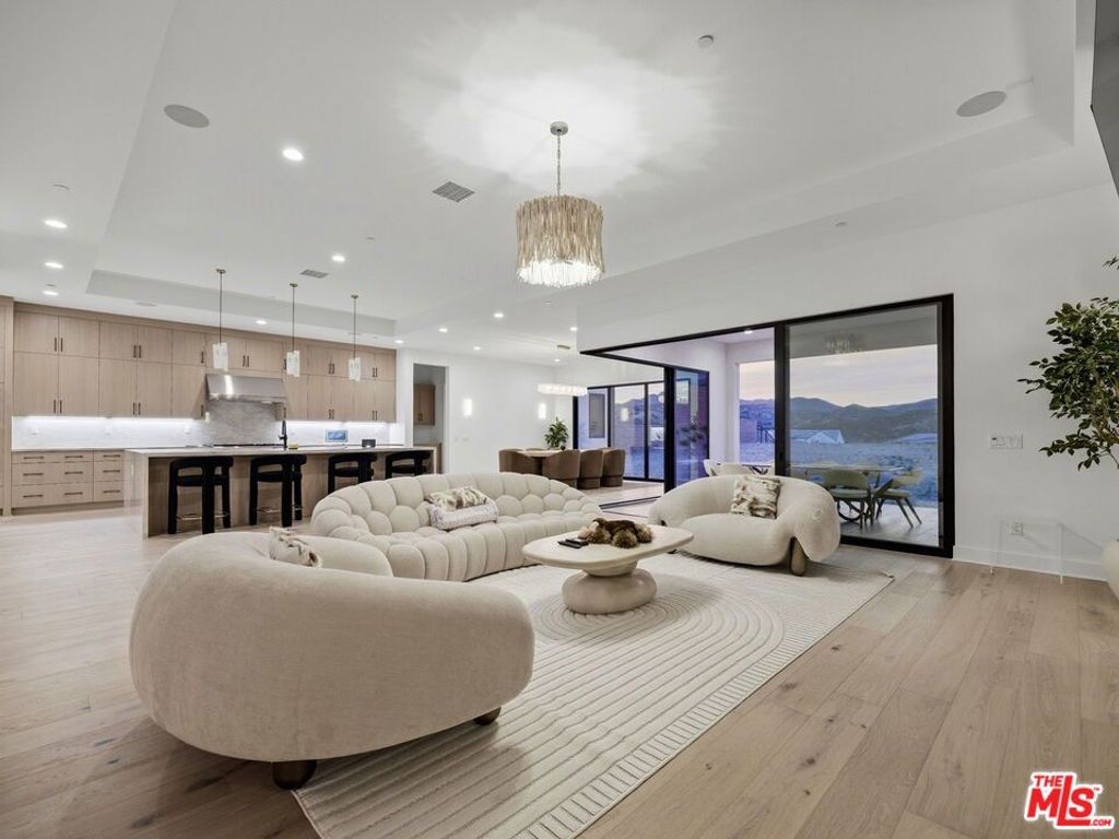 Image 13 of property listing at 12061 N Northstar Lane, Porter Ranch, CA 91326