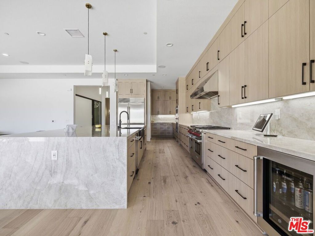 Image 14 of property listing at 12061 N Northstar Lane, Porter Ranch, CA 91326