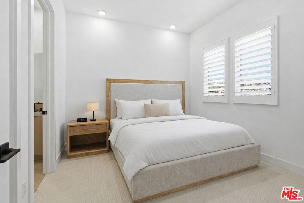 Image 21 of property listing at 12061 N Northstar Lane, Porter Ranch, CA 91326