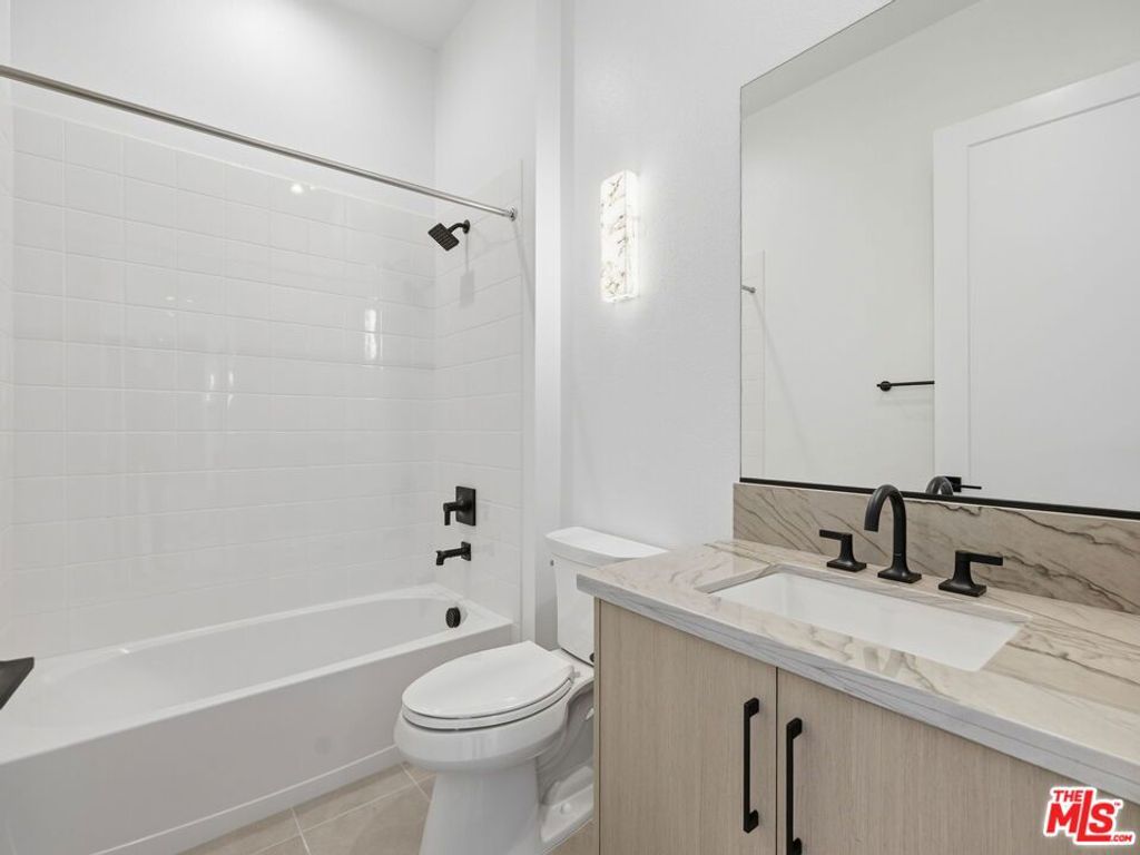 Image 22 of property listing at 12061 N Northstar Lane, Porter Ranch, CA 91326