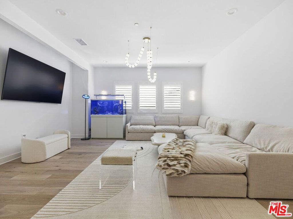 Image 24 of property listing at 12061 N Northstar Lane, Porter Ranch, CA 91326