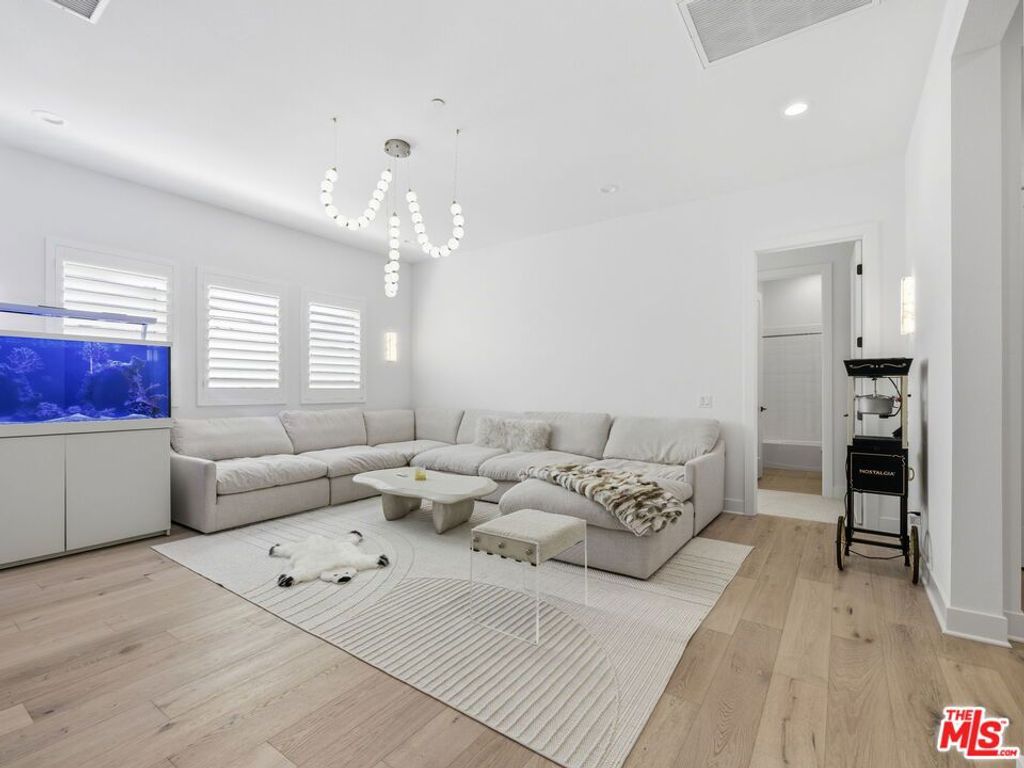 Image 25 of property listing at 12061 N Northstar Lane, Porter Ranch, CA 91326