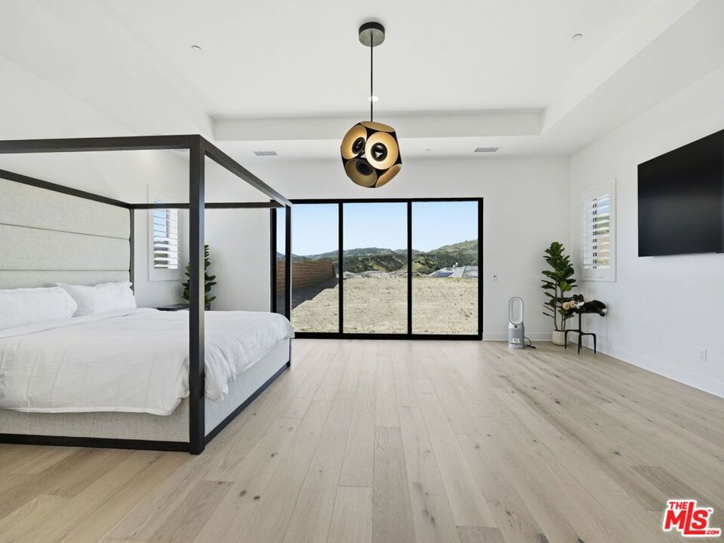 Image 30 of property listing at 12061 N Northstar Lane, Porter Ranch, CA 91326