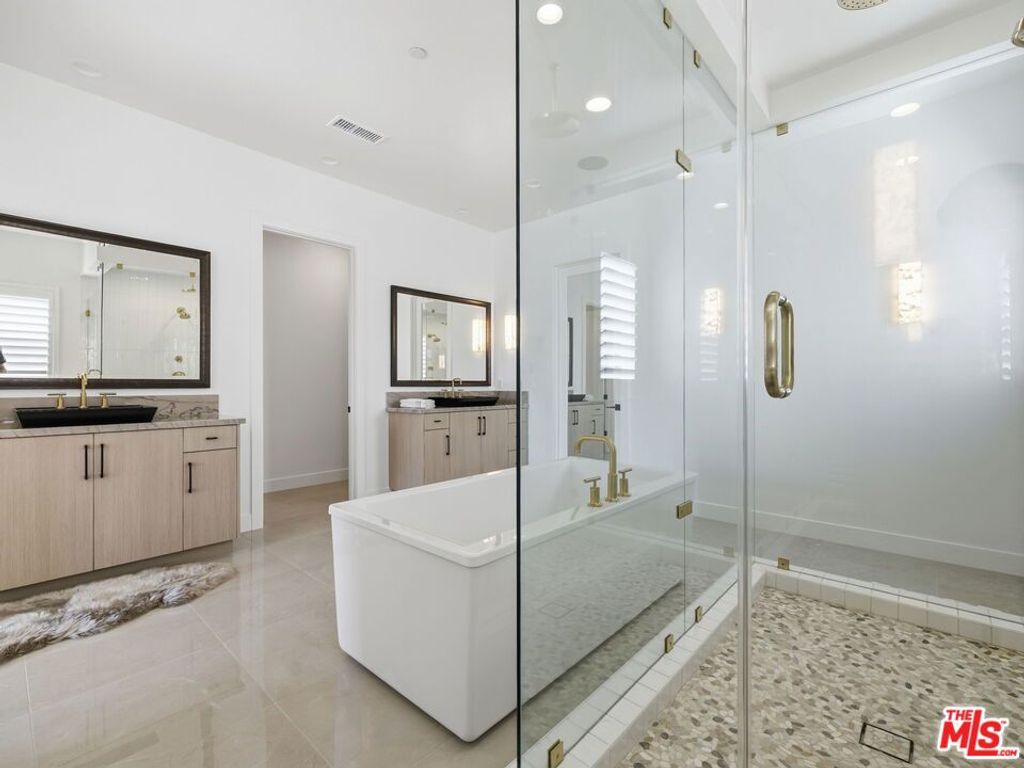 Image 32 of property listing at 12061 N Northstar Lane, Porter Ranch, CA 91326