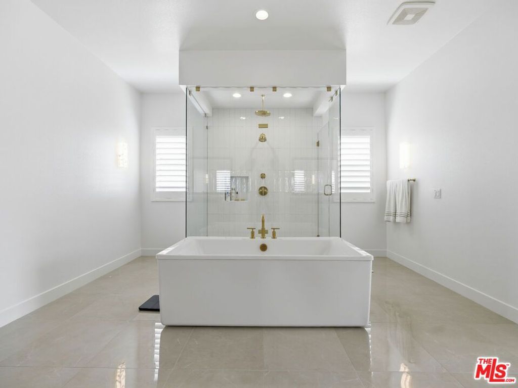 Image 33 of property listing at 12061 N Northstar Lane, Porter Ranch, CA 91326