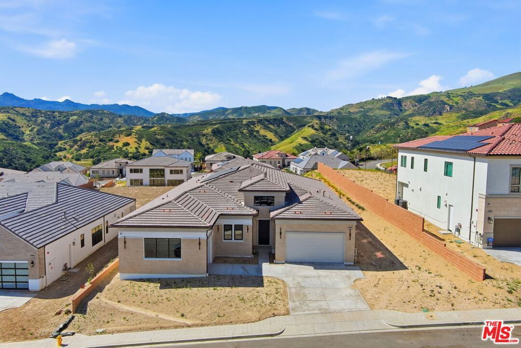 Image 4 of property listing at 12061 N Northstar Lane, Porter Ranch, CA 91326