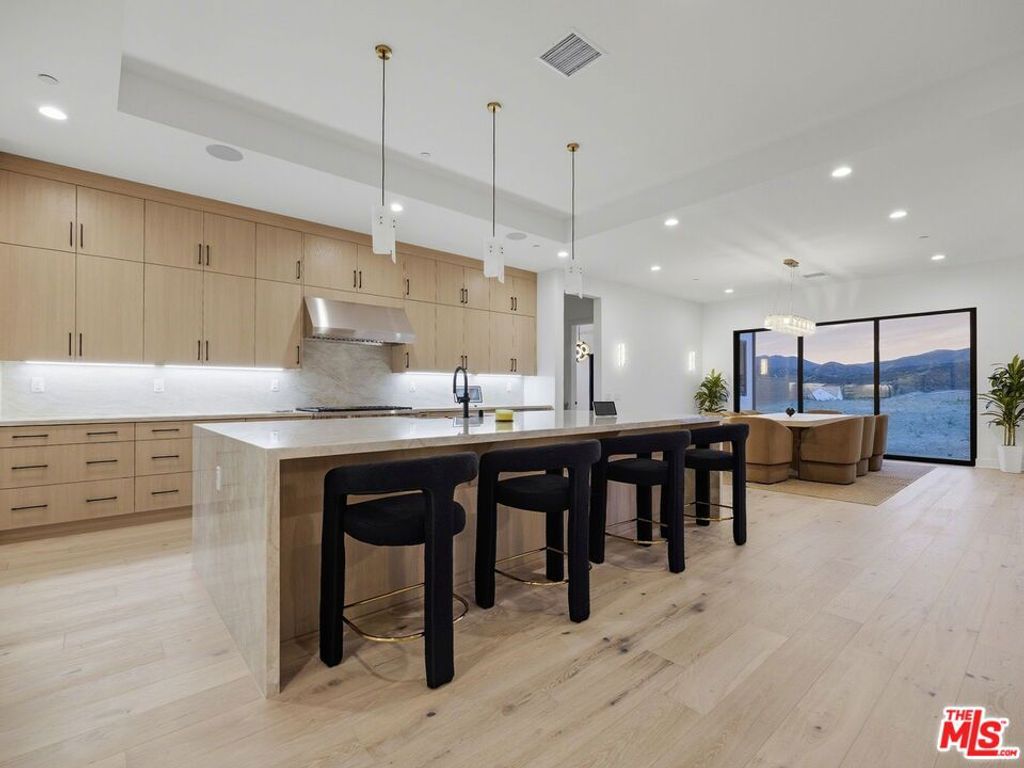 Image 9 of property listing at 12061 N Northstar Lane, Porter Ranch, CA 91326