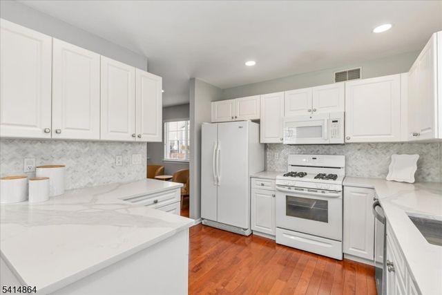 40 Primrose Ln, Long Hill Twp., NJ 07933