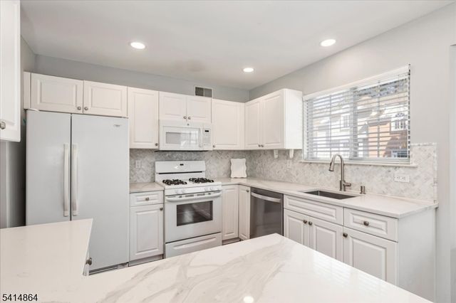 40 Primrose Ln, Long Hill Twp., NJ 07933