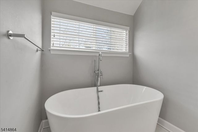 40 Primrose Ln, Long Hill Twp., NJ 07933