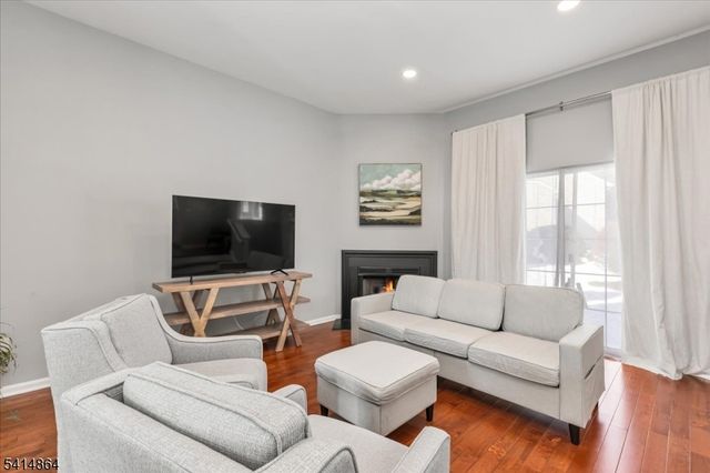 40 Primrose Ln, Long Hill Twp., NJ 07933