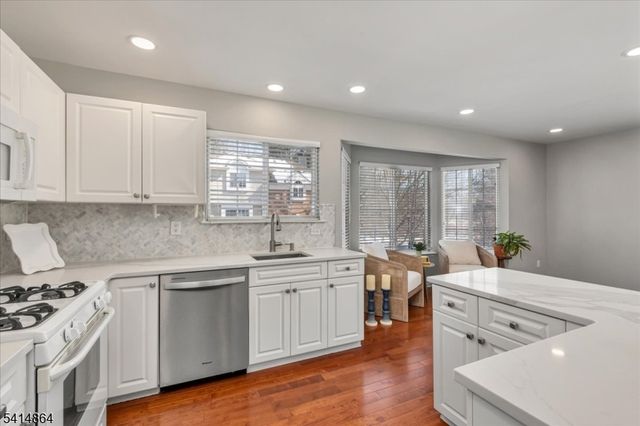 40 Primrose Ln, Long Hill Twp., NJ 07933