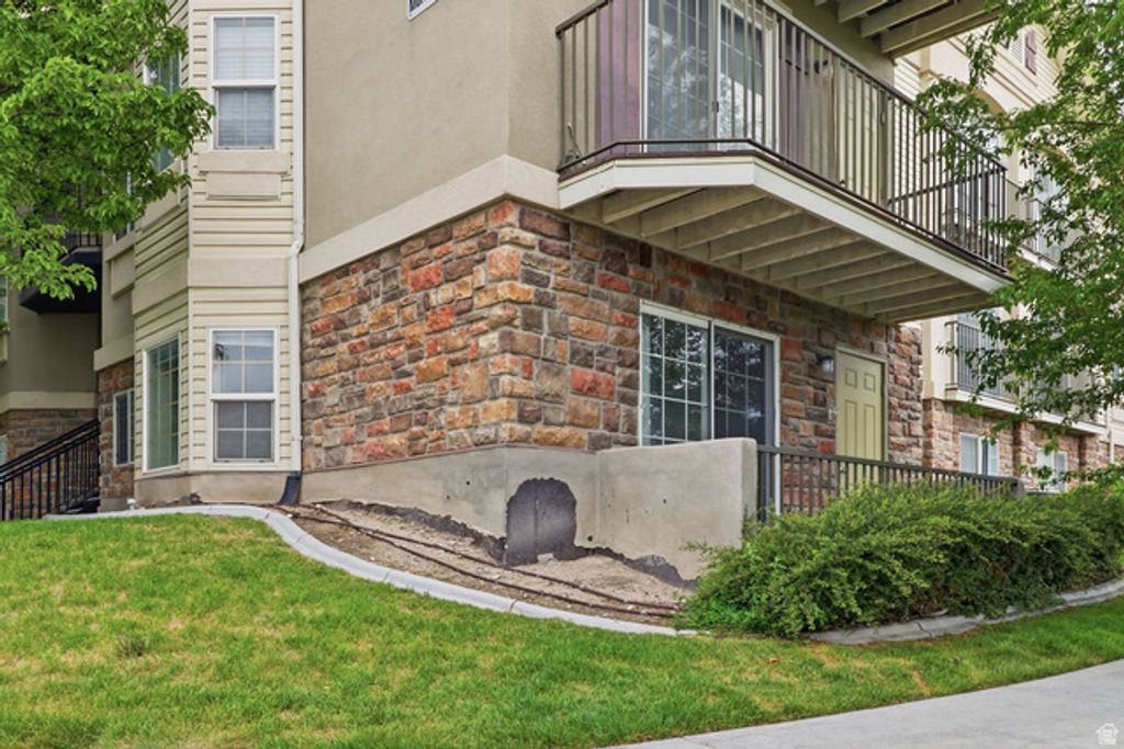 Image 3 of property listing at 2083 N MORNING STAR DR, Saratoga Springs, UT 84045