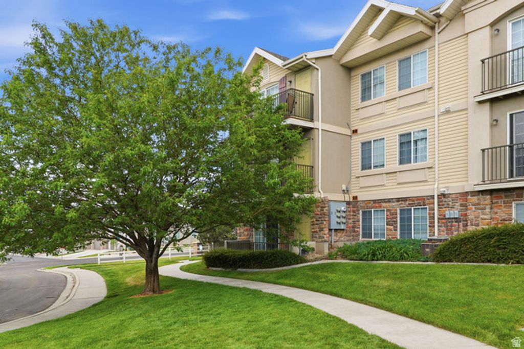 Image 4 of property listing at 2083 N MORNING STAR DR, Saratoga Springs, UT 84045